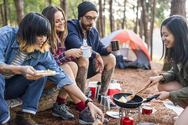 People eating outdoors — Stock Photo, Image