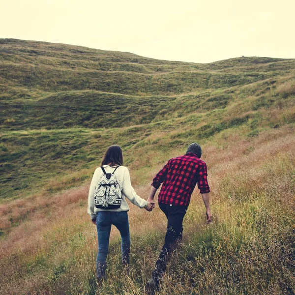 Par vandrare i bergen — Stockfoto