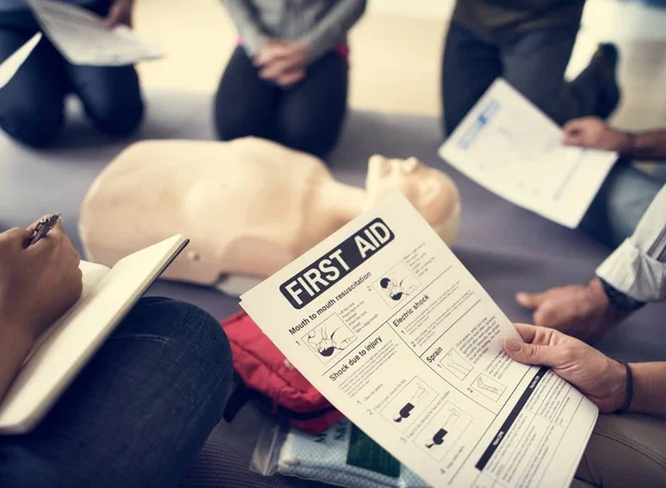 Pessoas aprendendo treinamento de primeiros socorros em RCP — Fotografia de Stock