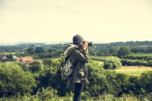 Kobieta z aparatu fotograficznego — Zdjęcie stockowe