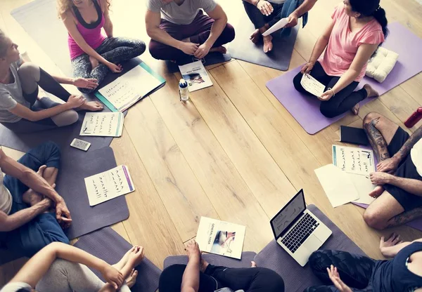 Pessoas aprendendo joga — Fotografia de Stock