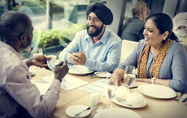 Gente de negocios en reunión en restaurante — Foto de Stock