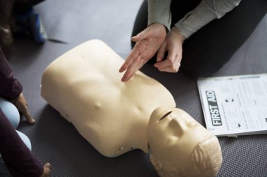CPR ilk yardım eğitimi öğrenme insanlar