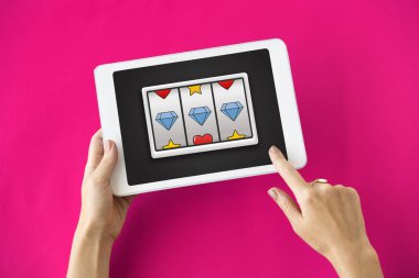 insan elinden tutarak dijital tablet