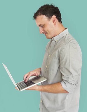 Studio dizüstü bilgisayar kullanan adam