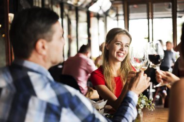 İnsanlar şarap kadehleriyle tezahürat yapar