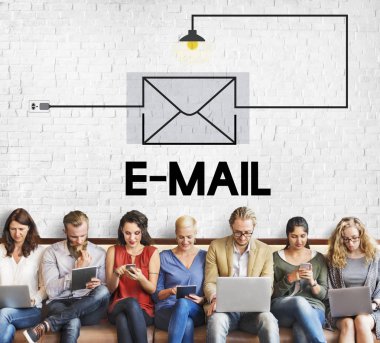 Dijital aygıtlar kullanan insanlar 