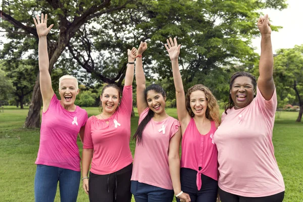 Mulheres bonitas em camisas rosa — Fotografia de Stock