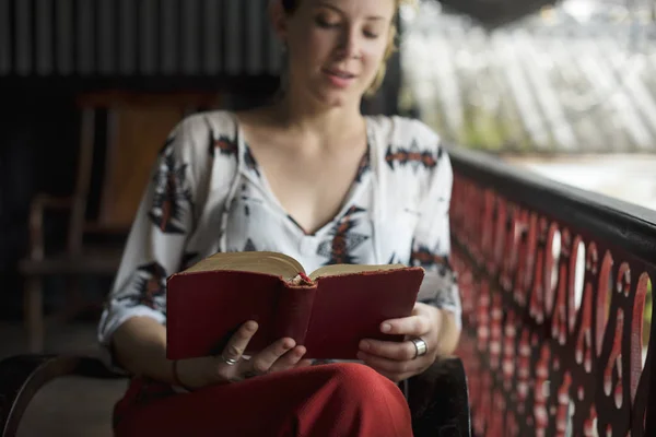 Jovem mulher leitura livro — Fotografia de Stock