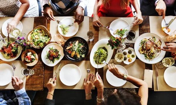 Folk som äter middag vid bordet — Stockfoto