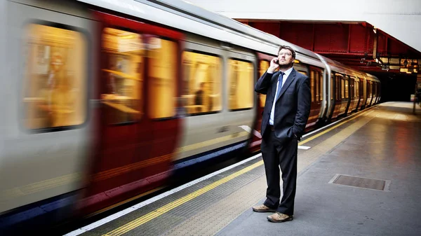 Uomo d'affari che parla sul cellulare — Foto Stock