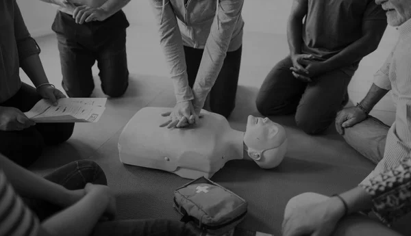 People learning CPR First Aid Training — Stock Photo, Image