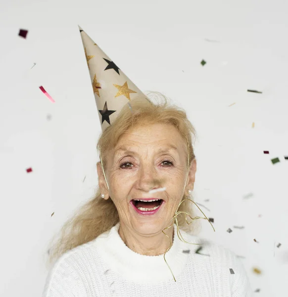 Mujer mayor en sombrero de cumpleaños —  Fotos de Stock