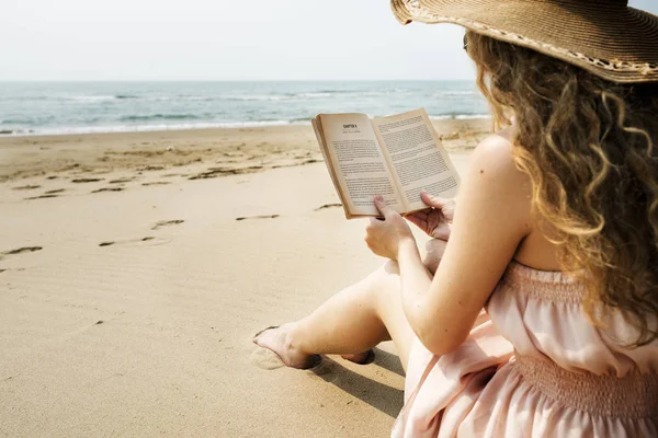 Frau liest Buch — Stockfoto