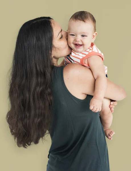 Mãe beijando bebê menino — Fotografia de Stock