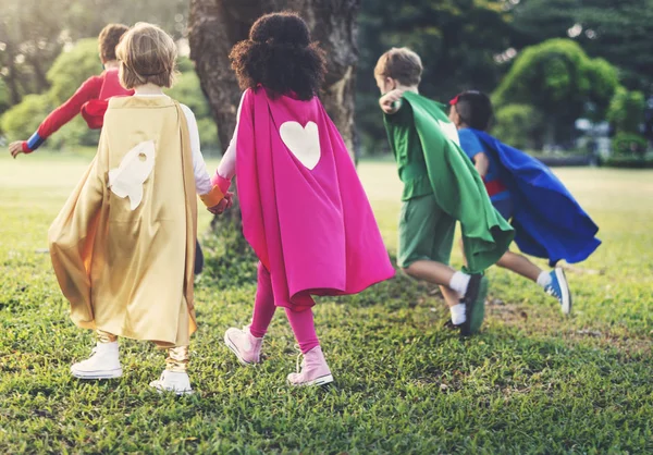 Niños disfrazados de superhéroes en el parque — Foto de Stock