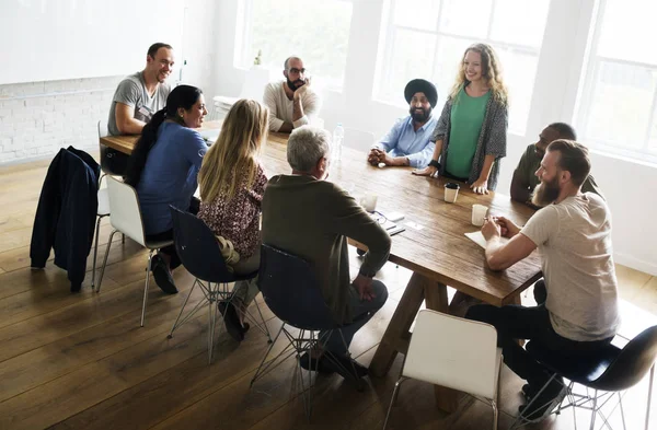 Personnes à la table de réunion — Photo