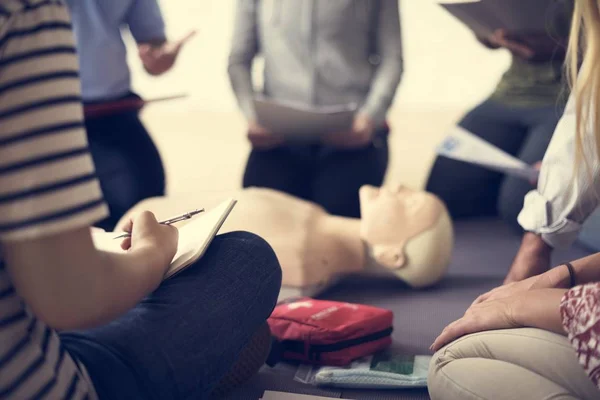 Persone che imparano CPR Formazione di primo soccorso — Foto Stock