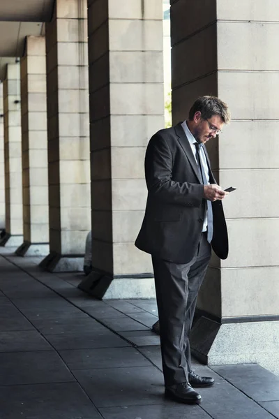 Businessman browsing mobile — Stock Photo, Image