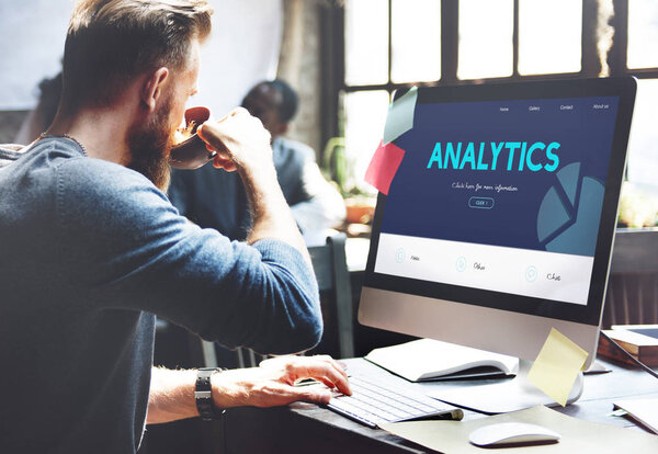 бизнес человек, работающий на компьютере
