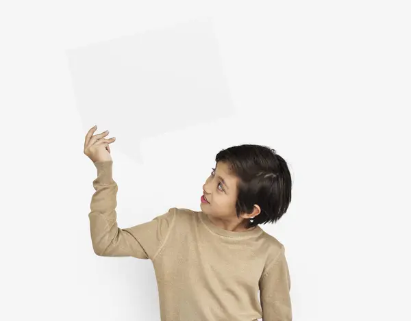 Niño sosteniendo discurso burbuja — Foto de Stock