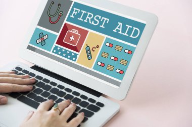 Dizüstü bilgisayarda çalışan kadın