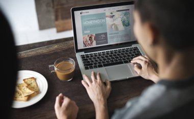 Lezbiyen çift dizüstü bilgisayar kullanarak