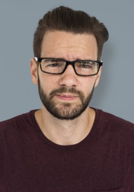 Adam suratına gözlük