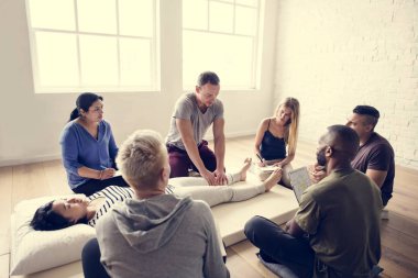 İnsanlar masaj yapmak eğitim