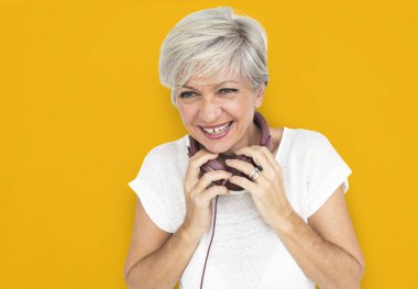 kadın kulaklık ile müzik dinlemek