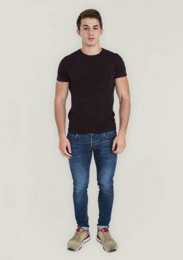 genç yakışıklı adam ayakta