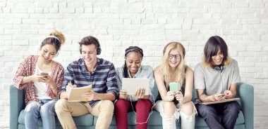 Dijital cihazlar kullanan öğrenciler 