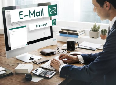 bilgisayarla çalışma iş adamı