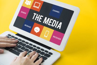 Dizüstü bilgisayarda çalışan kadın