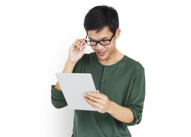 Dijital tablet kullanan adam