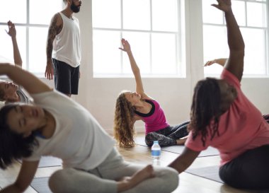 Çeşitlilik insanlar egzersiz yapıyor 