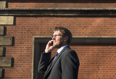 İş adamı cep telefonuyla konuşuyor.