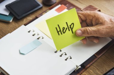 kişi holding sarı sopa not 