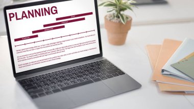 çalışma alanı tablo açılan laptop