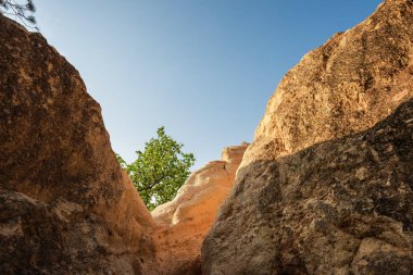 Mavi gökyüzü karşı büyük kayalar