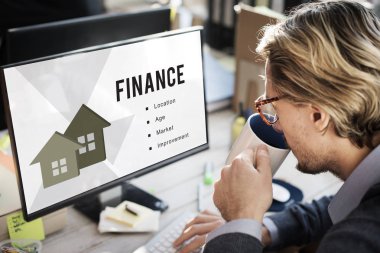 Ofiste çalışan bir iş adamı.