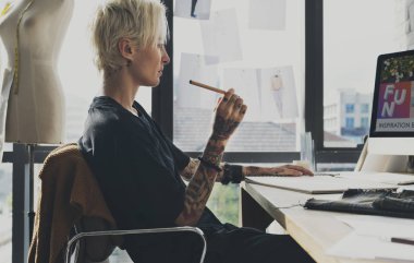 şık moda tasarımcısı çizim