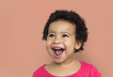 küçük Afrikalı çocuk gülüyor