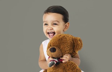 Oyuncak ayıyı tutan kız