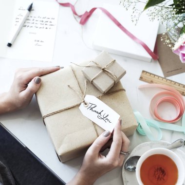 insan elinden tutarak tebrik kartı