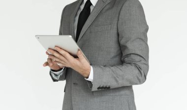 Dijital tablet kullanan işadamı