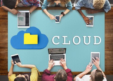 Dijital aygıtlar kullanan insanlar