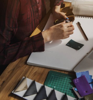 Yaratıcı tasarımcı şık giysiler oluşturma