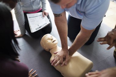 CPR ilk yardım eğitimi öğrenme insanlar