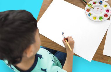 stüdyoda poz çocuk